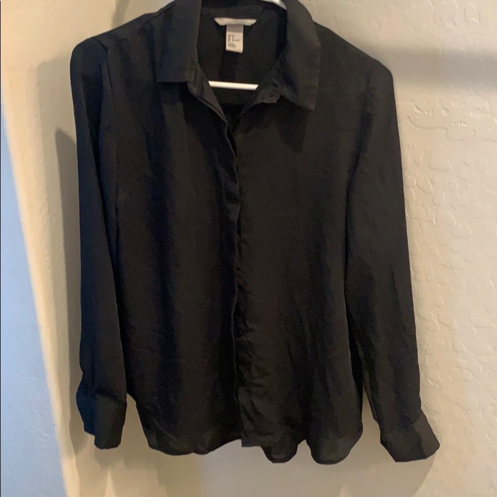 Silk h&m button up blouse in blk